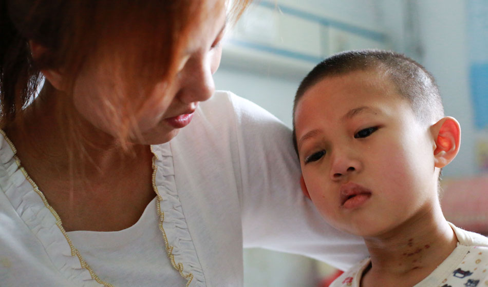 小彬嫻，7歲，家住邯鄲磁縣桑莊村，前一天還在家里玩得十分開(kāi)心。3月21日凌晨2點(diǎn)多，她的鼻子突然開(kāi)始流血，小彬嫻的爸爸桑先生立刻抱起孩子跑到了村里的小門(mén)診，醫(yī)生本以為只是普通的上火流鼻血，建議回去冰敷，細(xì)心的爸爸看到孩子的喉嚨一直在吞咽什么東西，突然從小彬嫻的嘴里涌出大量鮮血，醫(yī)生和桑先生頓時(shí)嚇懵了，醫(yī)生建議趕緊送往大醫(yī)院。當(dāng)天下午，父母帶孩子來(lái)到邯鄲市第四醫(yī)院，在此過(guò)程中，小彬嫻不斷出現(xiàn)吐血的情況，經(jīng)過(guò)醫(yī)生檢查當(dāng)時(shí)的小彬賢體內(nèi)所剩的血液不足300個(gè)血小板(正常人每立方毫米血液中大約含有10～30萬(wàn)個(gè)血小板).經(jīng)過(guò)4天的輸血治療，小彬嫻的情況并沒(méi)有好轉(zhuǎn)。3月24日，第四醫(yī)院對(duì)其進(jìn)行了2遍血常規(guī)的檢驗(yàn)，發(fā)出了“隨時(shí)都有生命危險(xiǎn)”的通知。情況緊急，桑先生傍晚帶孩子趕到了邯鄲市中心醫(yī)院。3月25日，小彬賢經(jīng)過(guò)2次骨髓穿刺檢查，并到天津研究院做了進(jìn)一步確認(rèn)，最后被確診為“急性粒細(xì)胞白血病M3型”。