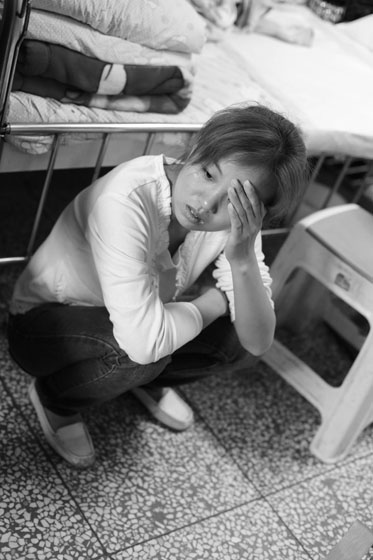 女兒熟睡之后，媽媽總會(huì)一個(gè)人想很多，女兒的病情、巨額的醫(yī)療費(fèi)用時(shí)刻充斥著她的大腦，年輕的媽媽在這種情境下變得憔悴了很多，她不知道小彬嫻什么時(shí)候會(huì)好起來(lái)，帶著她穿梭在小公園里看著她稚嫩的笑。