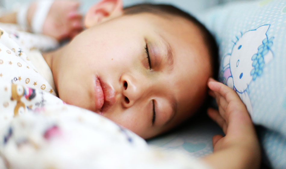 小彬嫻眼部、嘴部、脖子等出血點(diǎn)致使她無(wú)法吃硬東西，不小心劃破一下對(duì)她就是最大的損失，每個(gè)人都在保護(hù)著她，包括幼小的她自己。