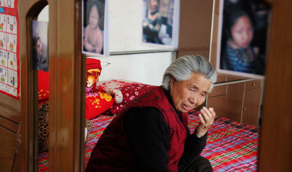 小彬嫻80歲的老奶奶每天在家祈禱小彬嫻早日回來(lái)?！袄夏棠套钣H”這是小彬嫻對(duì)“誰(shuí)最親”這個(gè)問(wèn)題最多的回答，小彬嫻和老奶奶就像是一對(duì)好朋友，兩個(gè)人在一起總是歡聲笑語(yǔ)。而現(xiàn)在，老奶奶每天看著鏡子前的小彬嫻的照片就會(huì)淚流滿(mǎn)面。