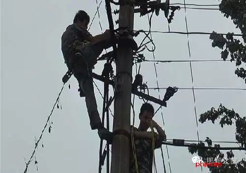 8月8日下午，邯臨路與高鐵橋交匯處北行200米燕莊村一名電工被困在電線桿上，急需救援。接到報警的邯鄲消防華澤路中隊立即趕赴現(xiàn)場，消防官兵到達現(xiàn)場后，經(jīng)了解得知，該男子是一名電工，在電線桿上作業(yè)時不慎被電擊傷，意識清醒，但其右腿和右臂無法用力，導(dǎo)致無法從電線桿上下來。消防官兵經(jīng)過半個小時的緊張營救，最終將被困男子成功救下，并由現(xiàn)場120醫(yī)務(wù)人員送往醫(yī)院進行救治。