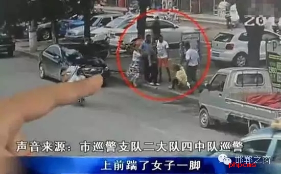 8月5日，市巡警支隊二大隊四中隊巡警在水廠路上巡邏時，突然一名神色慌張的男子攔下了警車，男子向巡警說他的愛人被打了。巡警立即查看情況，發(fā)現(xiàn)一名約30歲的女子手捂腹部倒在便道上，巡警立即撥打了110和120。經(jīng)了解得知，受傷女子于某某已懷有兩個月身孕，于某某的丈夫與男子有經(jīng)濟糾紛，當(dāng)天男子找于某某的丈夫要錢，結(jié)果起了爭執(zhí)。巡警從醫(yī)院了解到于某某不幸流產(chǎn)。