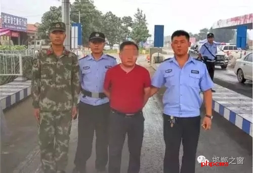 8月8日13時許，邯鄲大名李茂堤警務(wù)站民警，在一輛南樂開往龍王廟的公共汽車上，查獲一名無身份證男子。該男子自稱是龍王廟鎮(zhèn)人，在民警詢問下又改口稱是孫甘店鄉(xiāng)人，閃爍其詞、神色慌張。經(jīng)調(diào)查該男子叫朱某。于7月7日，在大名縣人民法院判決的一起民間借貸糾紛案中，犯罪嫌疑人朱某拒不履行法院判決。7月13日，大名縣公安局依法將該朱上網(wǎng)追逃。