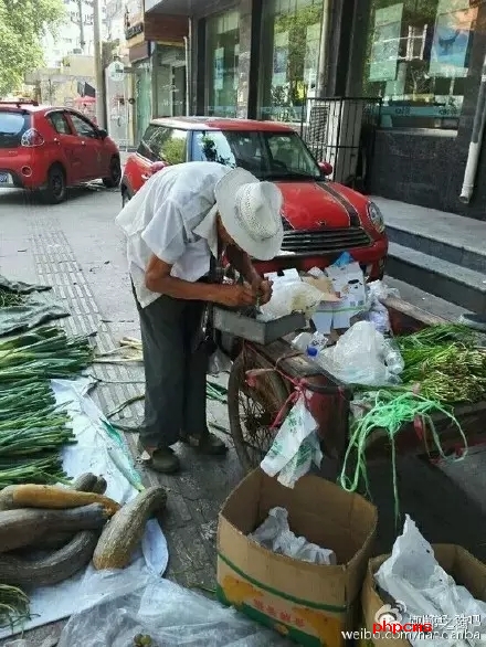 網(wǎng)友爆料：八十三歲，本該在家頤養(yǎng)天年，然而在光明大街水院路口卻有一位爺爺在酷暑烈日當(dāng)下賣菜和葡萄，如果有住在附近的小伙伴們，如果你正好想買菜，買葡萄，不妨去看看。