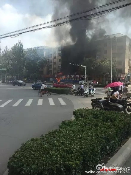 網(wǎng)友爆料：8月11日，邯鄲中華南大街和學(xué)院北路交叉口東南角，一飯店起火，消防官兵接警后緊急救援，目前起火原因不明。大家一定要注意用電用煤氣安全。