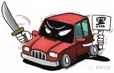 8月3日上午，公交分局接群眾報警稱，在汽車西站搭乘一輛白色奧拓(黑出租車)時，被該車司機(jī)持刀搶劫2600元。公交分局迅速組織警力現(xiàn)場勘查、走訪調(diào)查、調(diào)取天網(wǎng)監(jiān)控視頻、尋找嫌疑人蹤跡，經(jīng)大量工作，于次日凌晨6時許，辦案民警在復(fù)興區(qū)大乘寺附近發(fā)現(xiàn)嫌疑人的活動蹤跡。經(jīng)縝密布控，辦案民警在火車站一舉將犯罪嫌疑人張某某抓獲，犯罪嫌疑人張某某對持刀搶劫乘客的犯罪事實供認(rèn)不諱。