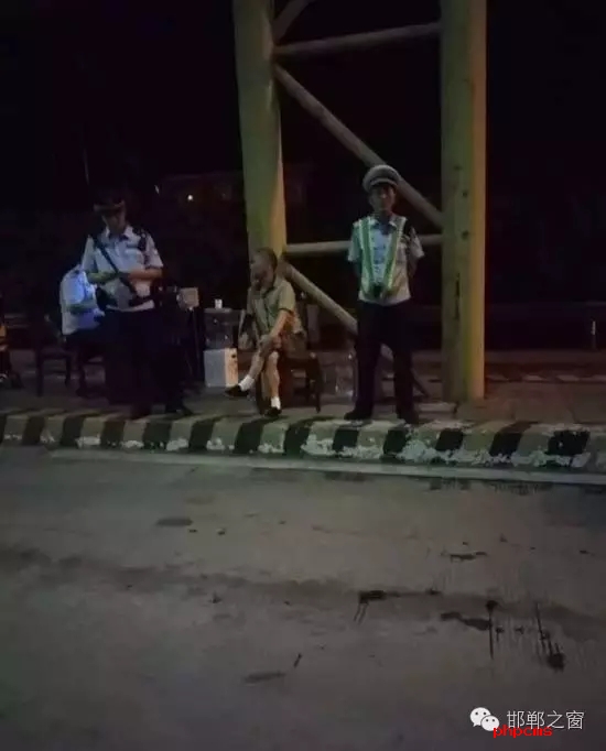 8月9日晚，磁縣交警大隊林坦中隊民警在執(zhí)行勤務(wù)中，對一輛小型普通客車進(jìn)行例行檢查，該車司乘人員三人，其中兩名乘坐人員神情恍惚，非?？梢?，民警認(rèn)真核對每名人員信息，經(jīng)網(wǎng)上對比查詢，系統(tǒng)提示陳某某具有吸毒史。執(zhí)勤民警立即對該車進(jìn)行全面徹查，并對該車三名司乘人員做了尿檢，檢驗結(jié)果兩名乘坐人員為陽性。最終，經(jīng)過細(xì)致盤問，周某某、陳某某對其吸毒事情供認(rèn)不諱。