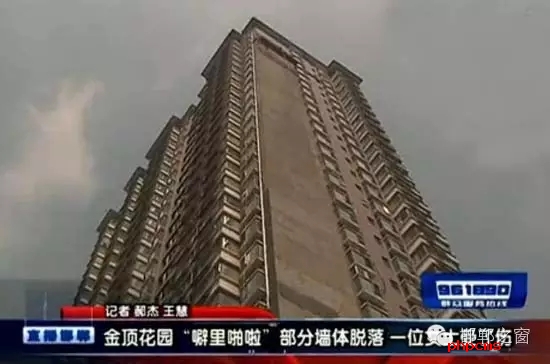 建設(shè)大街與叢臺路交叉口附近的金頂小區(qū)，樓梯的墻面不知何因大面積脫落，并且還砸傷了一個人，希望金頂花園小區(qū)的物業(yè)一定要吸取這次事故的教訓(xùn)，盡快把樓體墻面修復(fù)完畢。