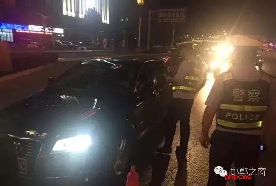 為保證奧運期間有一個良好的道路交通環(huán)境，針對疲勞駕駛、酒后駕駛等違法行為，邯鄲交警六大隊組織開展集中整治酒駕、醉駕專項行動。8月10日，交警六大隊出動警力130余名，出動警車15輛，設(shè)置執(zhí)勤卡點17處，從20時起至23時，在大隊轄區(qū)內(nèi)查獲了18個“酒鬼”以及涉牌涉證違法行為21起。當晚，在中華大街水廠路口，有一輛車為了逃避檢查，還試圖倒車逃跑。