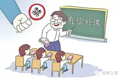 8月10日，記者接到家長舉報，稱邯鄲市七色光水文小學(xué)未開學(xué)，卻接到了學(xué)校補課通知。記者聯(lián)系了校方，該校負責人表示將立即停止補課，并將收取的費用退還家長。