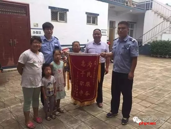 8月份，雞澤縣局店上派出所在開展入戶訪查工作中了解到，2011年，浮東三村村民孟某與外地女子唐某（云南省昭通市人）結(jié)婚，戶口沒有遷移，因是二婚，妻子唐某帶有的三個(gè)孩子也跟隨孟某生活，三個(gè)孩子均沒有戶口。不幸的是，其妻子唐某在2015年年底因車禍死亡，三個(gè)孩子無法取得醫(yī)學(xué)證明，就一直未能申報(bào)戶口。民警在獲悉此情況后，主動(dòng)上門對(duì)這3個(gè)無戶口孩子進(jìn)行入戶調(diào)查，經(jīng)過一周的緊張工作，雞澤縣局店上派出所會(huì)同縣局戶政股為這3個(gè)孩子解決了戶口問題，最終將3個(gè)孩子的戶口頁交到孟某手中。