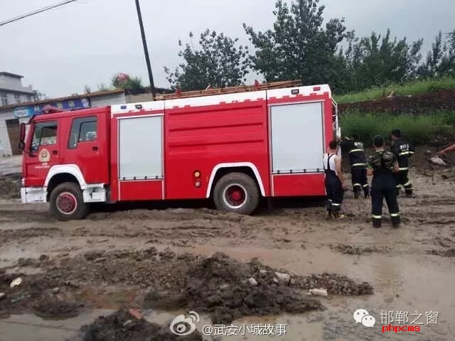 網(wǎng)友爆料：邯鄲武安永峰路康二城鎮(zhèn)南新莊路段，修路把以前路基挖了不修了，都倆個(gè)月了， 今天消防車急需救火陷如泥中出不來， 責(zé)任誰來擔(dān)？ 